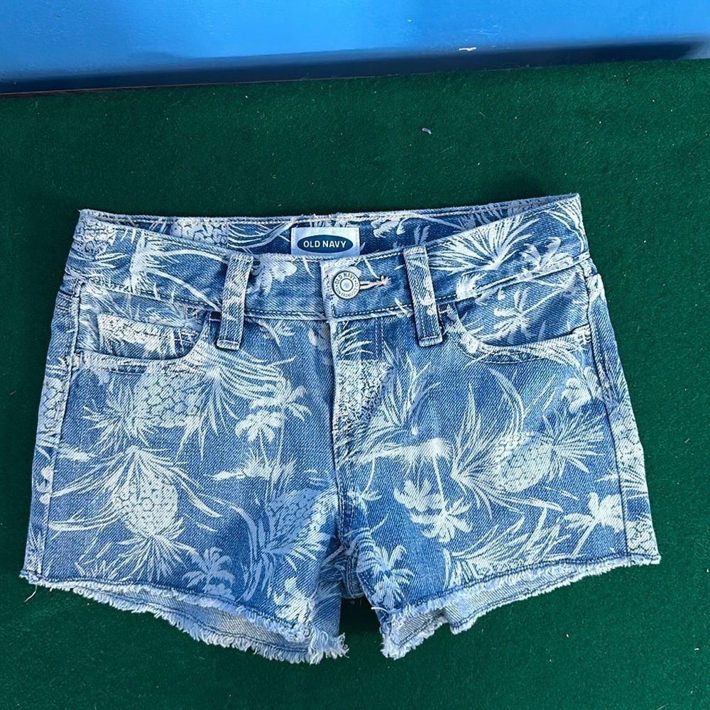 Girls Old Navy Cutoff Shorts 7 – White Denim with Pineapple Design